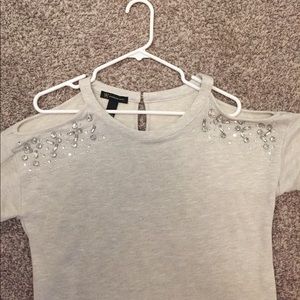 International Concepts. Gray. Open shoulder.